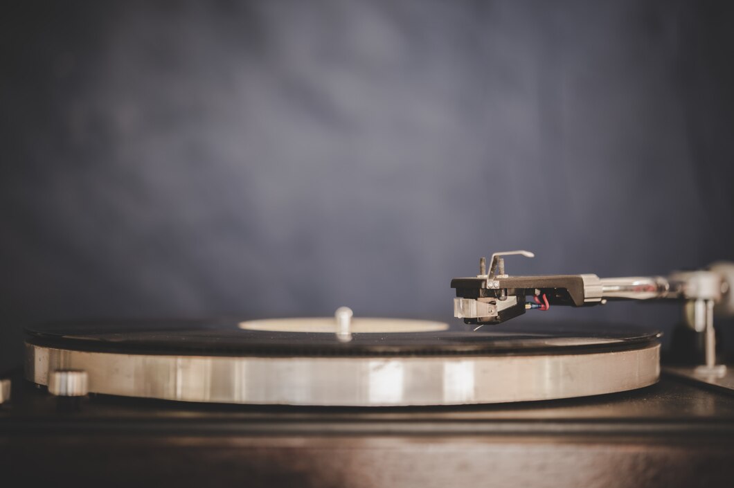 Jak wybrać idealny gramofon – poradnik dla miłośników muzyki na winylach